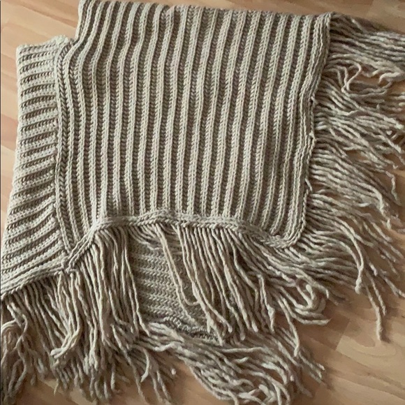 Beautiful beige Italian shawl - Picture 2 of 5